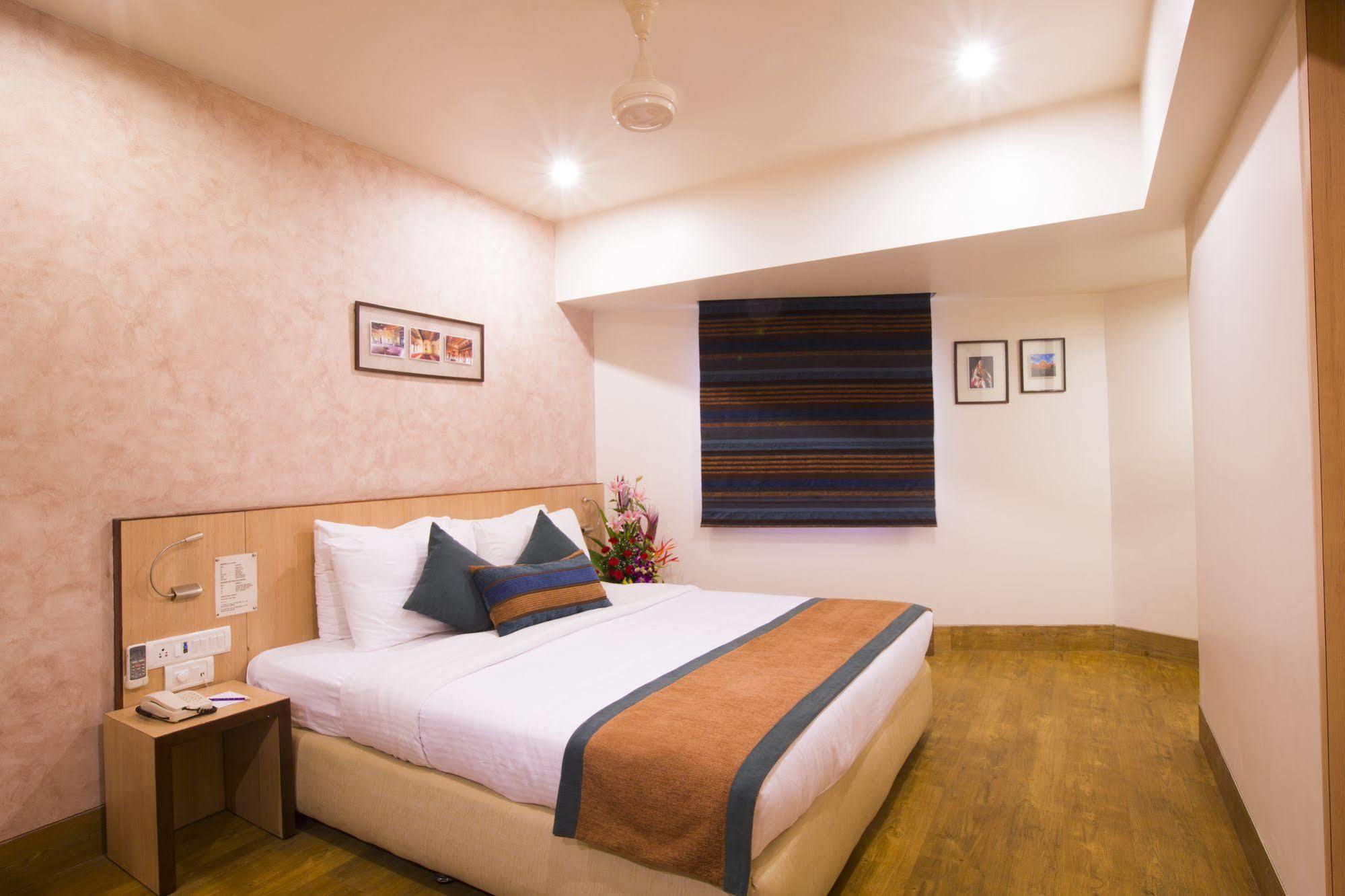 T24 Retro Hotel Mumbai Ngoại thất bức ảnh