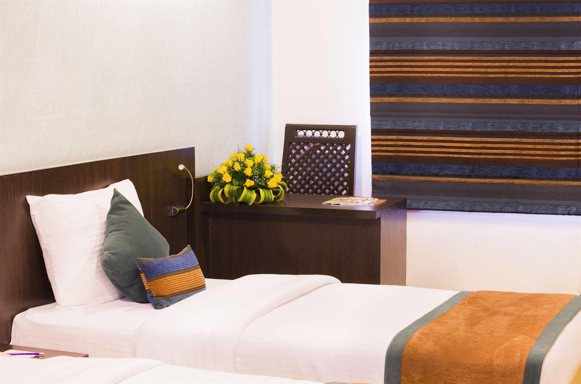 T24 Retro Hotel Mumbai Ngoại thất bức ảnh
